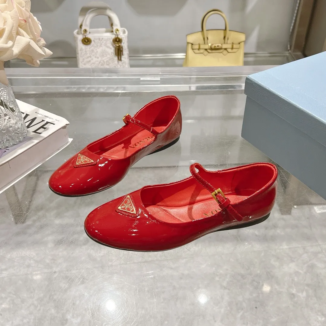 👟👟Ex-factory price 440👟👟 🔥🔥✨Prada/Prada 2024ss spring and summer new products are now available🌟 Mary Jane flat ballet shoes Soft and comfortable, recommended by major bloggers in Little Red Book, proper college style ➕Commuting 1-1 development Round-head golden triangle button Fabric: patent leather, sheepskin, silk fabric Sheepskin lining code number: 35 to 40 (41 is custom-made and cannot be returned or exchanged)
